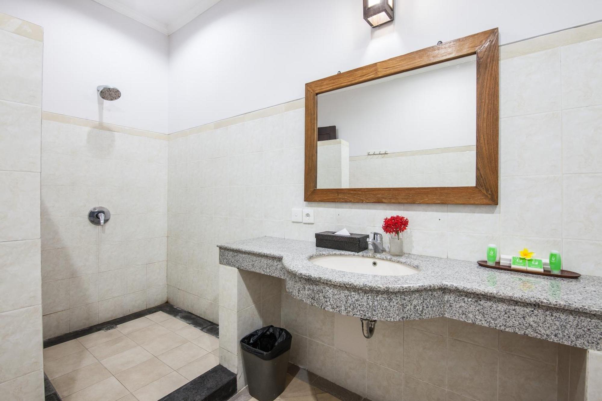 Villa 8-br Private Pool Legian 5-min Walk To And Shops *